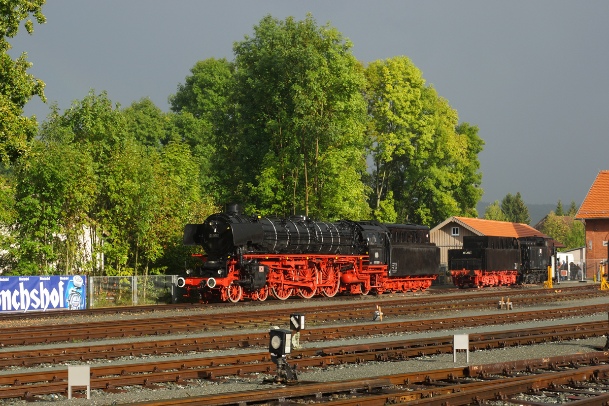 Die geplante Lokparade in Neuenmarkt-Wirsberg musste aufgrund eines heftigen Gewitters verschoben werden. Nach dem Gewitter zeigte sich wieder die Sonne, wie hier auf dem Bild zu sehen ist. (01 1061, 20.09.2014).