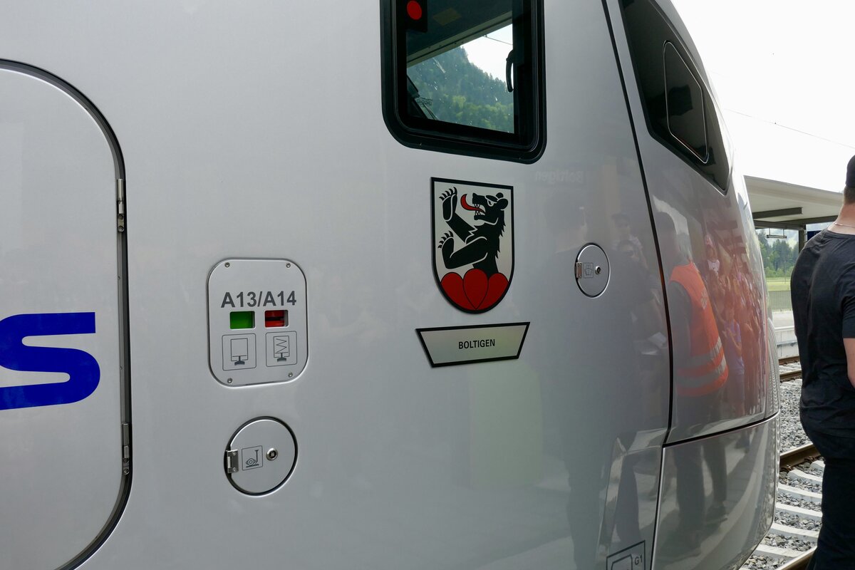 Die gerade eben frisch getaufte MIKA RABe 528 123 am 27.5.23 im Bahnhof Boltigen.