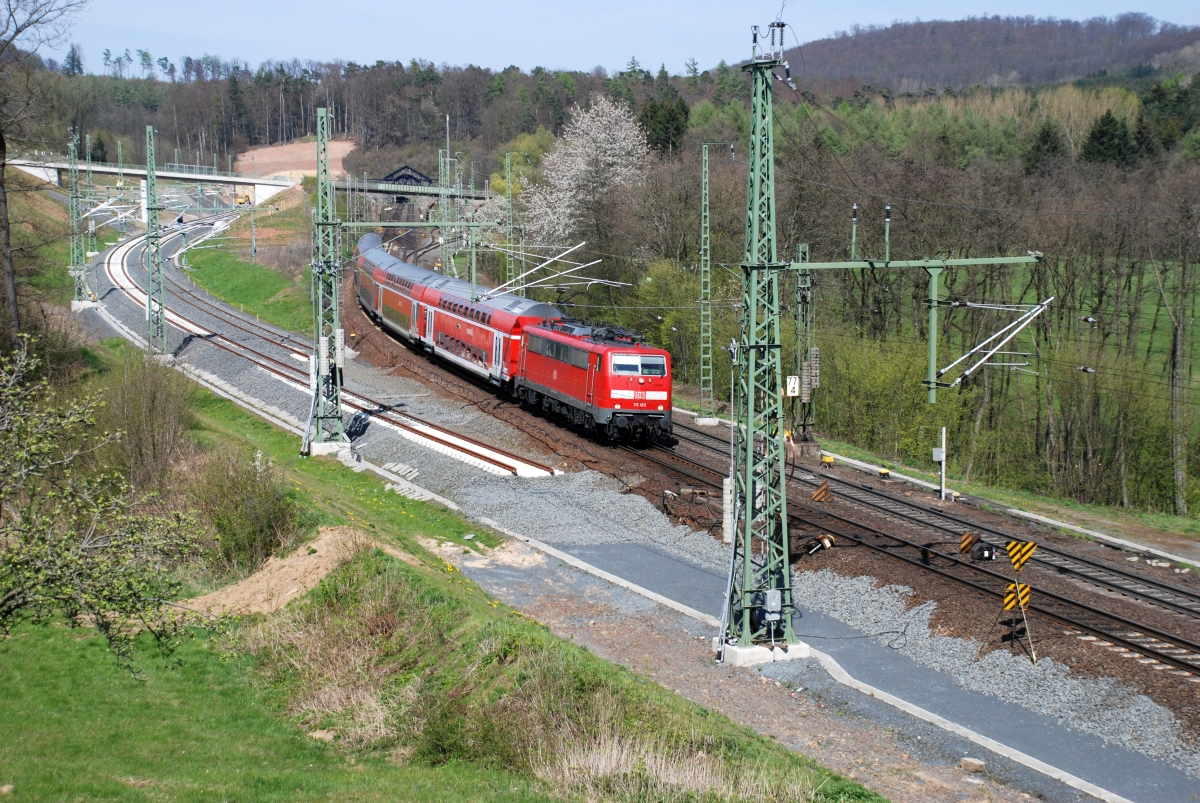 Die gesamte Baustelle am Schlüchterner Tunnel im Überblick am 24.4.2010. 111 103 kommt mit RE aus Fulda.