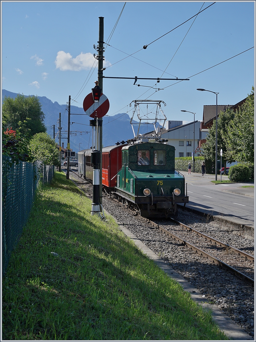 Die +GF+ Ge 4/4 75 erreicht mit dem Leermaterlialzug für die Betriebseröffnung der 52. Saison sein Ziel Blonay. 

13. Juni 2020