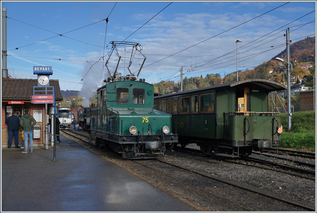 Die +GF+ Ge 4/4 75 ist eher selten in Blonay zu sehen, hier zeigt sie sich als ersten Zug nach Chaulin am letzten Betriebstag der Saison 2021. 
Auch wenn die +GF+ Ge 4/4 75 nicht im Fahrplan vorgesehen ist, kann nicht ausgeschlossen werden, dass sie in Chaulin z.B im Rangierdienst zu sehen sein wird.

31. Oktober 2021