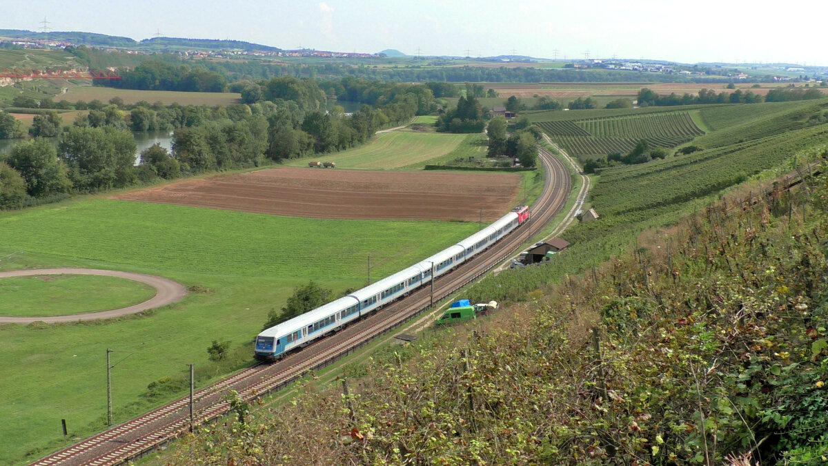 Die GfF 111 056-8 schiebt ihren n-Wagen Ersatzzug auf dem RE12 von Tübingen nach Heilbronn entlang der Weinberge bei Nordheim. (14.09.2021)