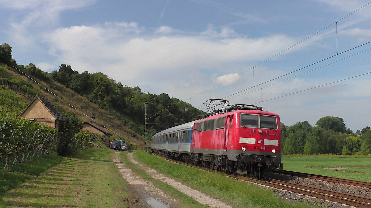 Die GfF 111 056-8 zieht am 14.09.2021 ihren RE12-Ersatzzug von Heilbronn nach Tübingen entlang der Weinberge bei Nordheim.