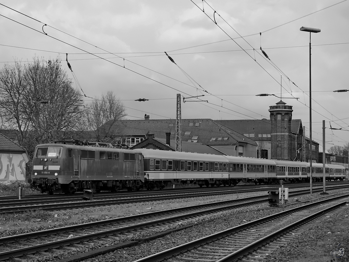 Die GfF-Elektrolokomotive 111 056-8 zieht einen zusätzlichen RB48-Ersatzzug, hier zu sehen im März 2021 bei der Durchfahrt in Wuppertal-Unterbarmen.