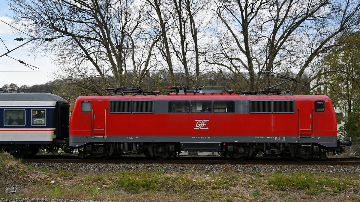 Die GfF-Elektrolokomotive 111 200 schiebt einen zusätzlichen RB48-Ersatzzug, hier zu sehen im April 2021 bei der Durchfahrt in Wuppertal-Unterbarmen.