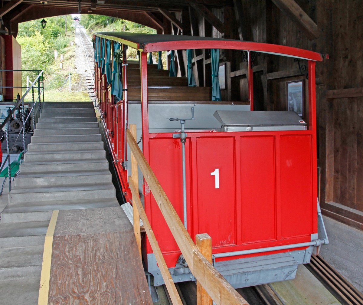 Die Giessbachbahn wurde 1879 eröffnet und gilt als älteste Standseilbahn Europas. Auf einer Streckenlänge von 345 m überwindet sie eine Höhendifferenz von 93 m und transportiert Gäste zum Grandhotel Giessbach. Ein Teil der Revisionsarbeiten wird durch BRB-Mitarbeiter durchgeführt. Aufnahme in der Talstation vom 25. Aug. 2014, 15:07