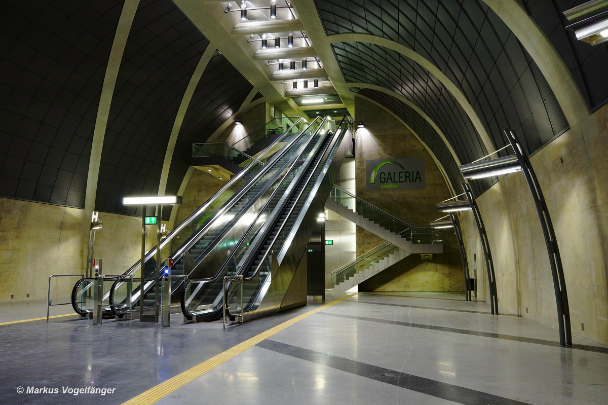 Die gigantische Rolltreppe welche die mittlere Ebene mit der oberen Verteilerebene verbindet in der neuen U-Bahnhaltestelle Heumarkt am 15.12.2013. 