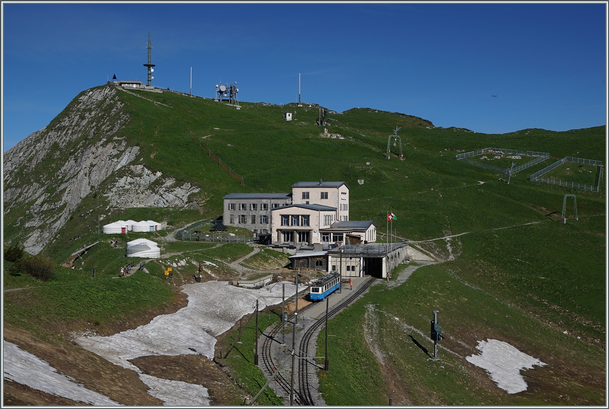 Die Gipfelstation Rochers de Naye und dessen Umgebung mit dem Bhe 2/4 207 . 

28. Juni 2016