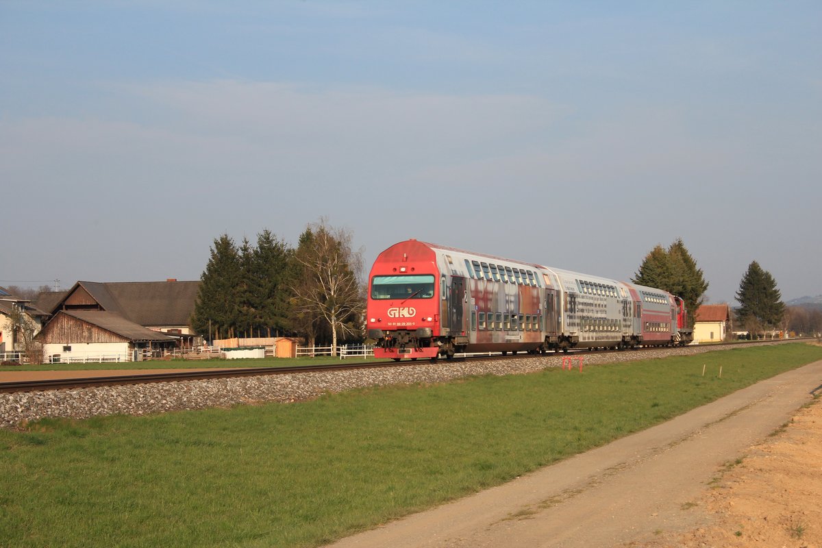Die GKB 1500.1 schiebt am 10.4.2015 den R8569 mit dem Steuerwagen 86-29 205 an der Spitze Richtung Wies-Eibiswald hier kurz vor dem Bahnhof Frauental-Bad Gams.
