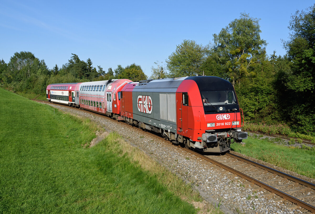 Die GKB 2016 922 brachte am Abend des 01. September 2021 den R 8657 von Graz Hauptbahnhof via Lieboch nach Wies-Eibiswald. Kurz vor der Abzweigung der Sulmtalbahn nahe Pölfing-Brunn ist dieses Bild entstanden.