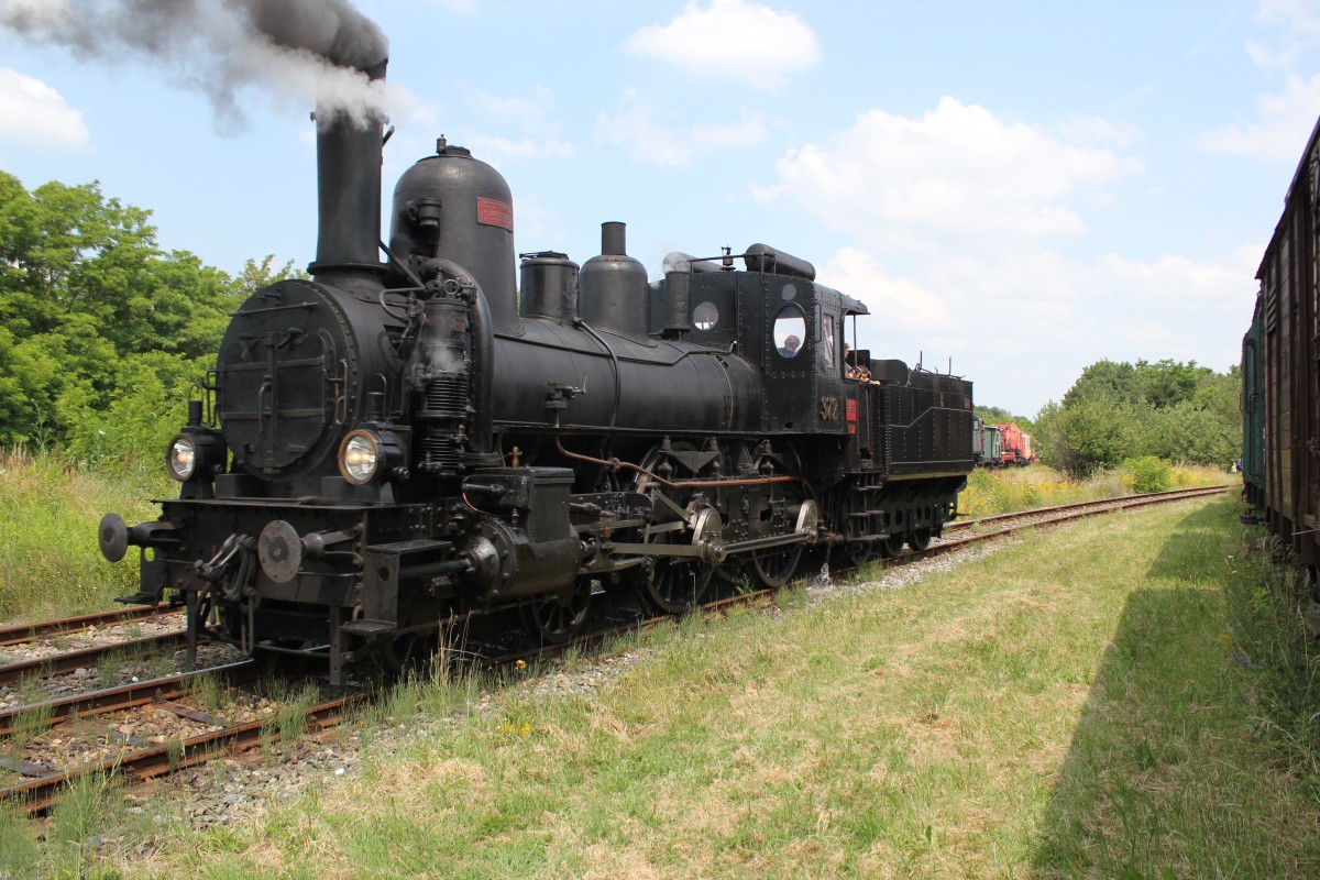 Die GKB 372 fährt zum Vergnügen von Besuchern an Bord, auf dem Gelände des Heizhauses in Strasshof an einem  Dampftag  eine kurze Strecke vor bis zur Einmündung in die Nordbahn und wieder zurück zum Lokschuppen, Juli 2013