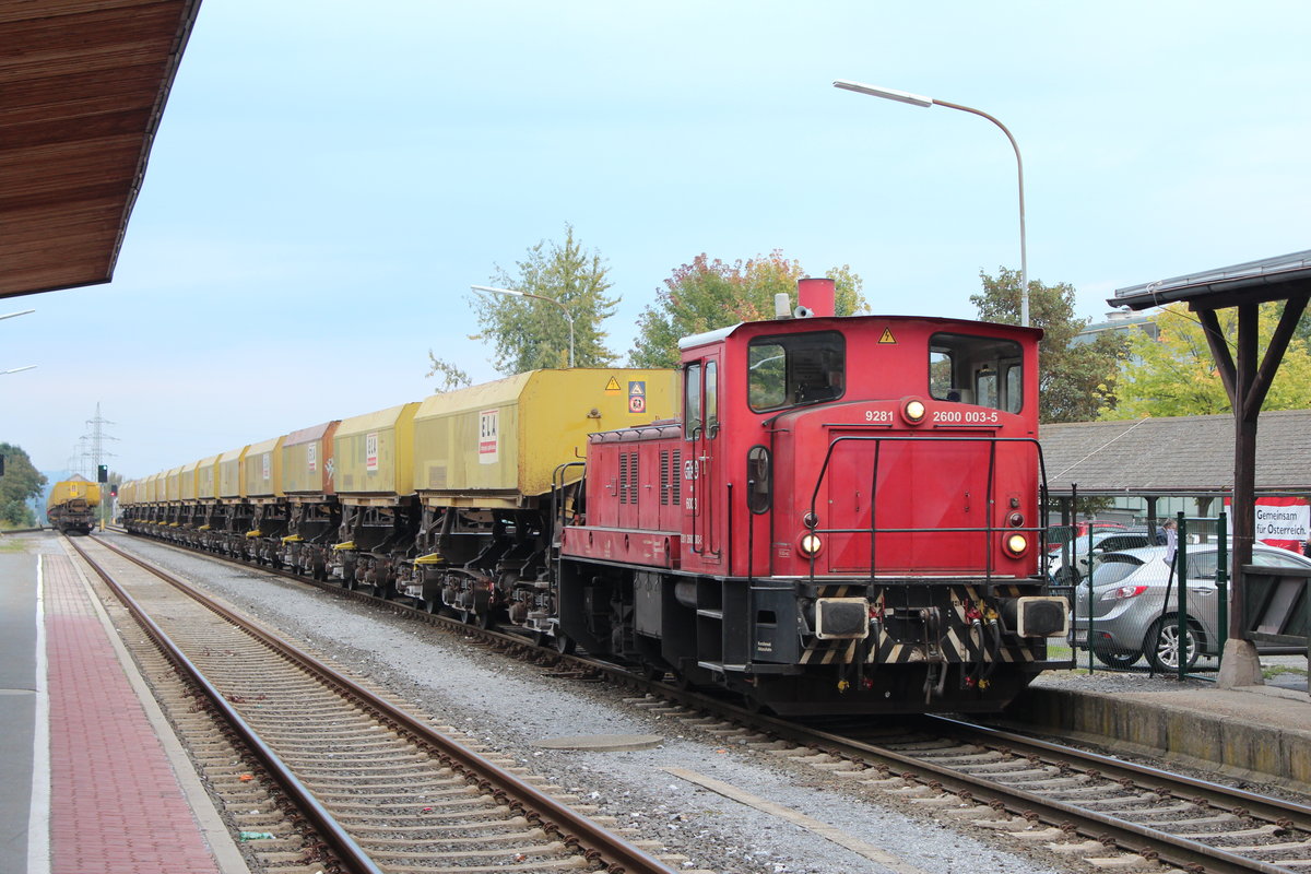 Die GKB DH600.3 steht am 1.10.2013 als  Abraumreserve  in Deutschlandsberg und wartet auf die Abfahrt mit dem leeren Abraumzug in Richtung Koralmbahnbaustelle in Deutschlandsberg-Leibenfeld.