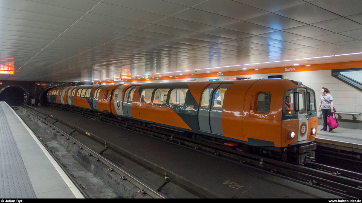 Die Glasgow Subway besteht aus einer einzelnen Ringlinie, welche in beide Richtungen befahren wird. Von der Eröffnung 1896 bis 1922 wurde die Linie als Kabelbahn betrieben, seit 1935 elektrisch. Die Fahrzeuge aus der Ursprungszeit blieben (nach Umbauten) bis 1977 in Betrieb, seit 1980 verkehren die heute noch eingesetzten Züge. Ab 2020 sollen jedoch 17 neue Züge von Stadler Rail zum Einsatz kommen und die Subway auf automatischen betrieb umgebaut werden.<br>
Am 27. August 2017 erreicht ein Zug die Haltestelle Govan auf dem Outer Circle.