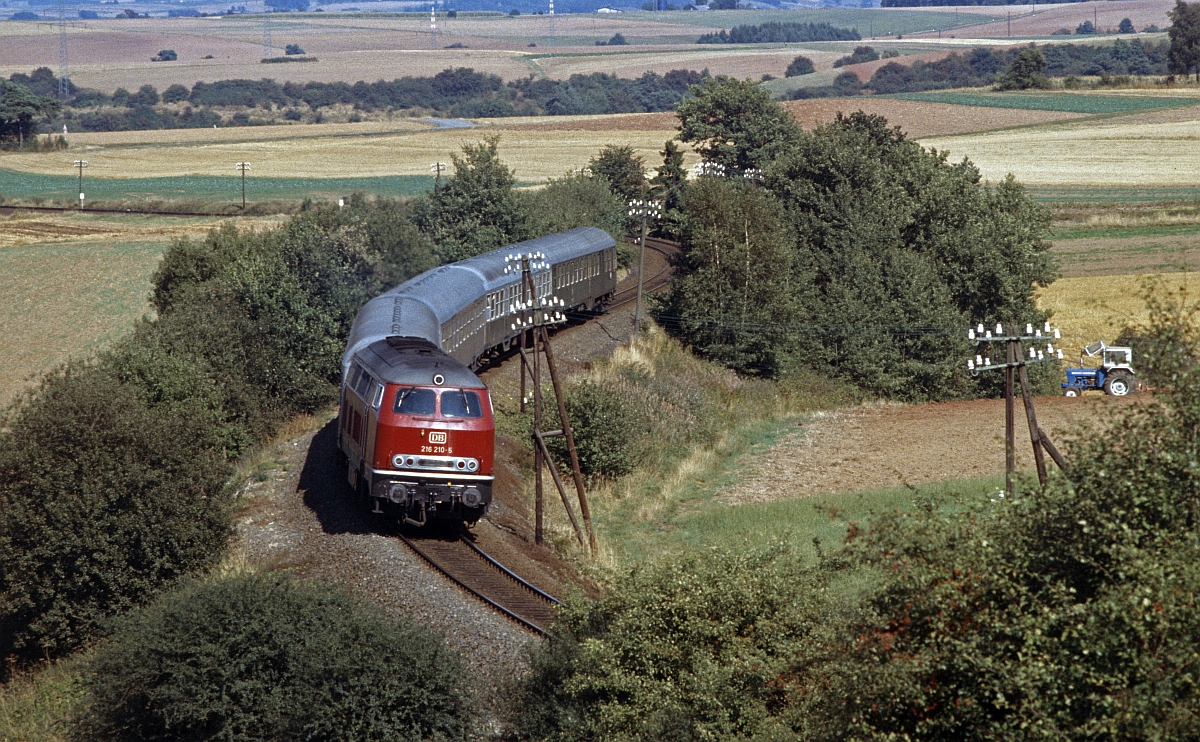 Die gleiche Stelle bei Birkenbringhausen mit dem  hochwertigsten  Reisezug der Strecke, dem E 3203 mit 216 210 im Juni 1981. 