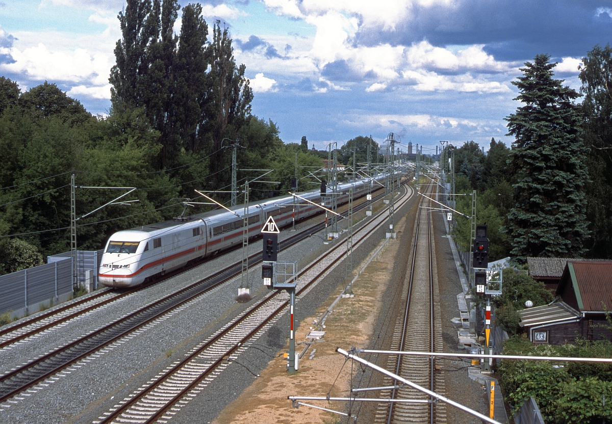 Die gleiche Stelle in Berlin-Staaken mit ICE 2-Doppeleinheit am 25.6.1990.