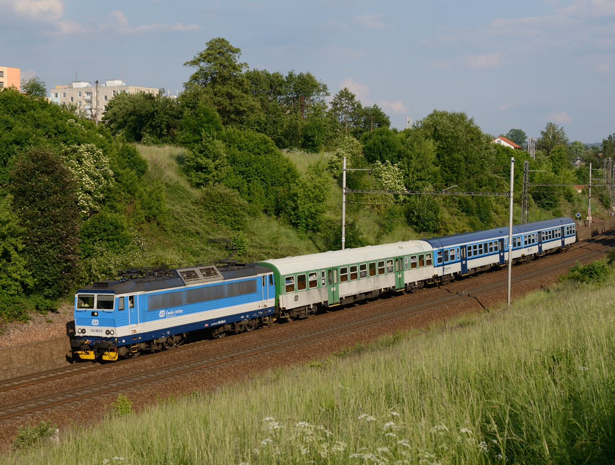 Die Gleichstromlok 163 064 war am Abend des 26. Mai 2018 mit dem R 862  Jiri Bouda  von Brno hl.n. nach Praha-Smichov vorgespannt und wurde von mir bei der Ausfahrt aus  Česká Třebová fotografiert.
