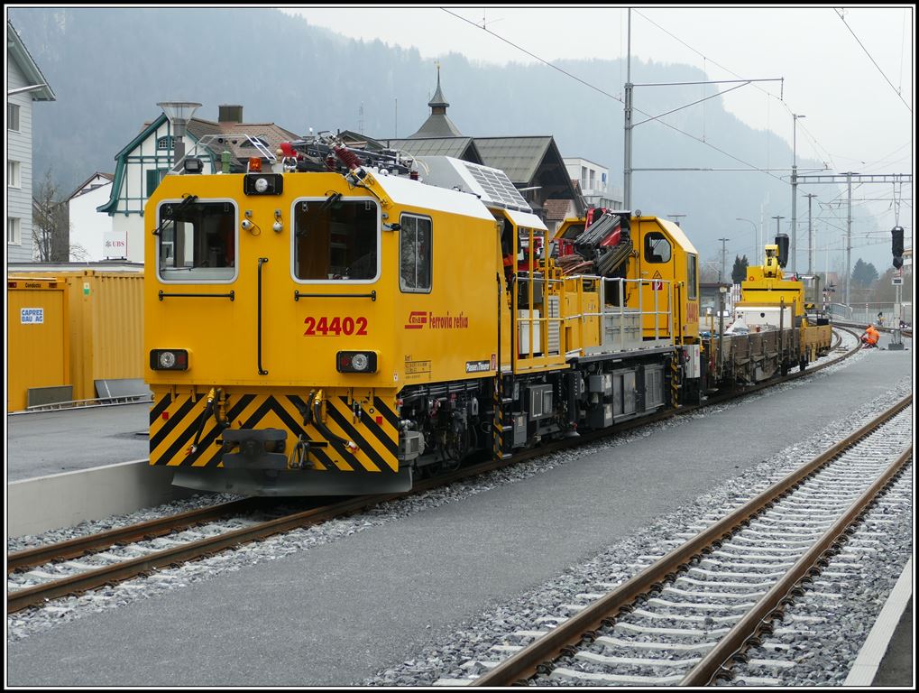 Die Gleis- und Fahrleitungsanlagen in Ilanz sind bald vollständig umgebaut. Dabei hilft auch der Xmf 6/6 24402. (11.04.2019)
