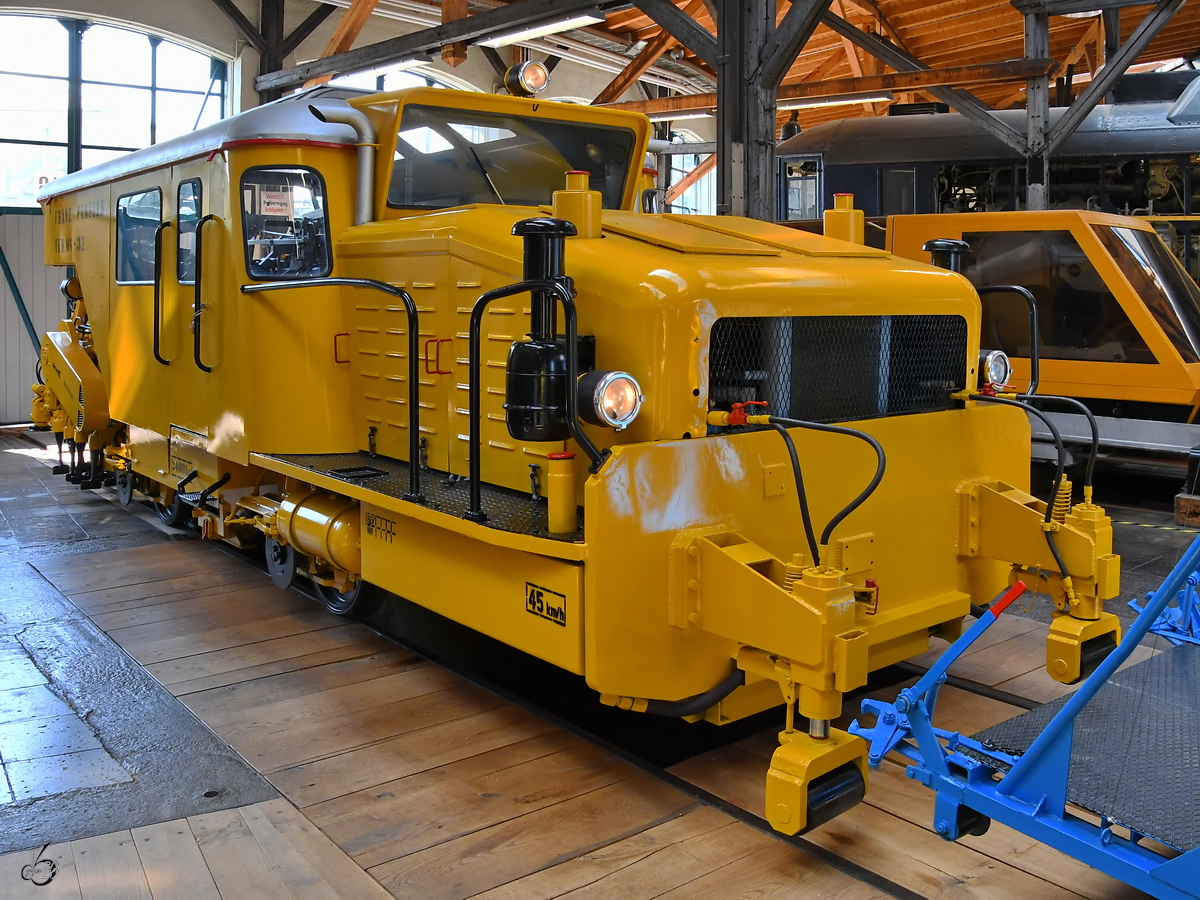 Die Gleis-Nivellier-Stopfmaschine VKR 06-32 von Plasser & Theurer stammt aus dem Jahr 1966 und war Anfang August 2020 in der Lokwelt Freilassing zu sehen.