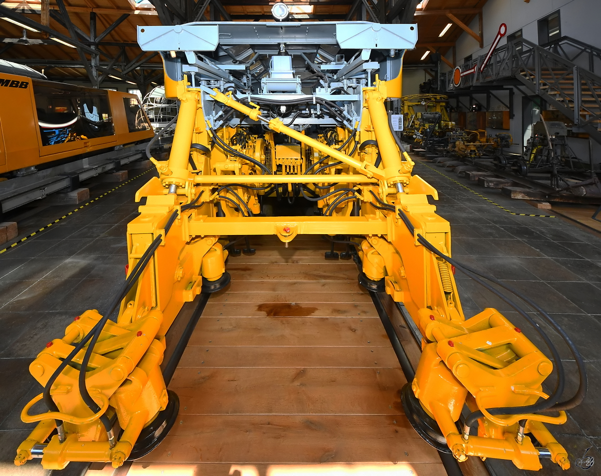 Die Gleis-Nivellier-Stopfmaschine VKR 06-32 von Plasser & Theurer stammt aus dem Jahr 1966 und war Anfang August 2020 in der Lokwelt Freilassing zu sehen.