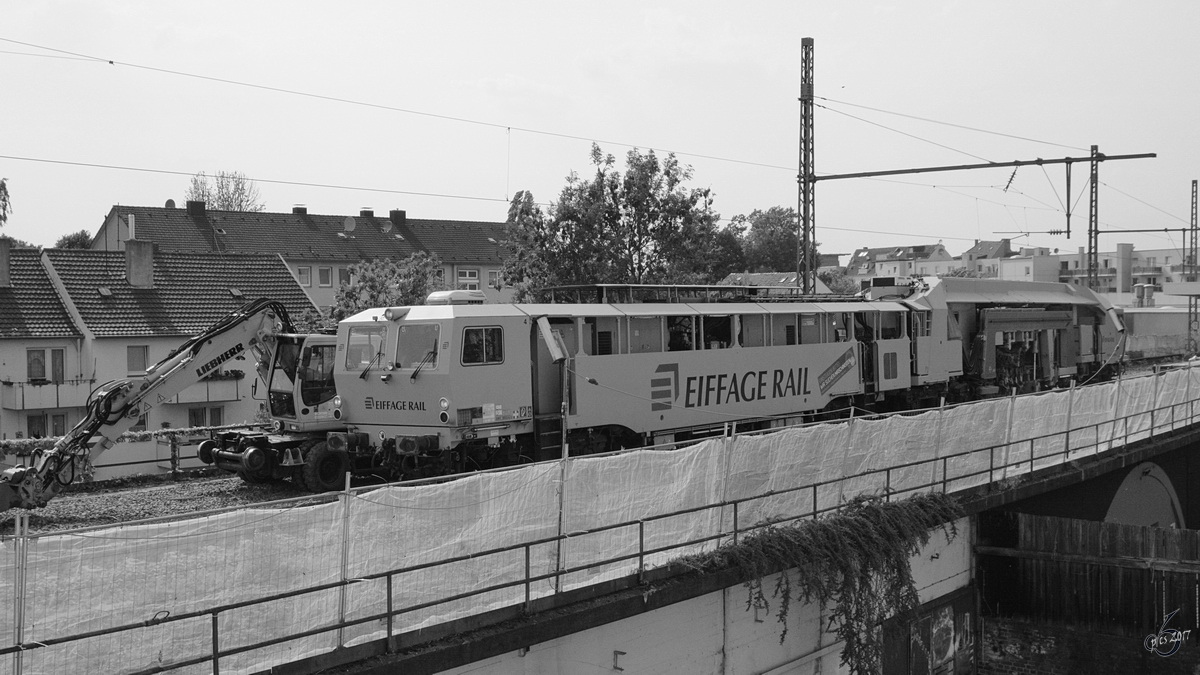 Die Gleis- und Weichenstopfmaschine Unimat 09 4x4/4S von Eiffage Rail unterwegs in der Bochumer Innenstadt. (Juni 2017)