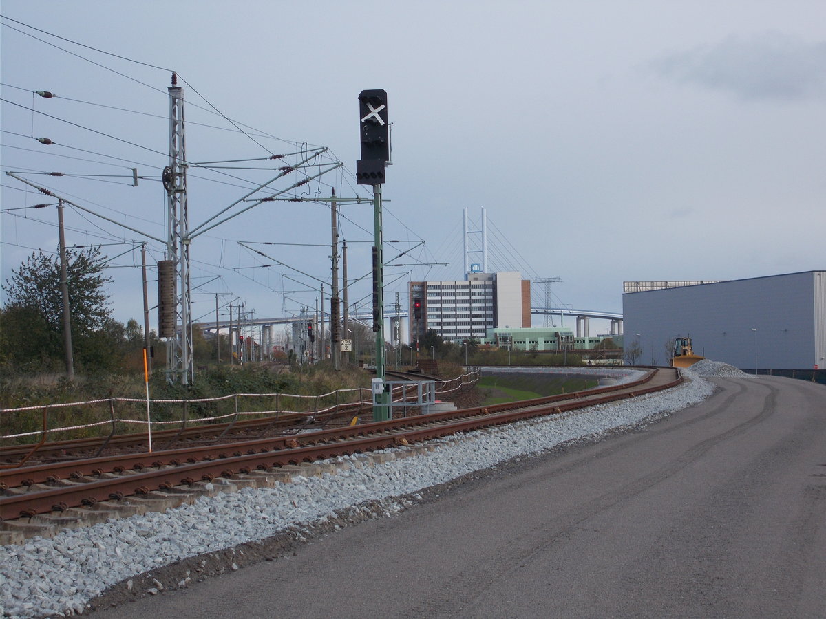 Die Gleisanbindung an das Hauptgleis vom neuen Zufahrtsgleis zum Stralsunder Frankenhafen,am 29.Oktober 2017 vor dem Bahnhof Stralsund Rügendamm.