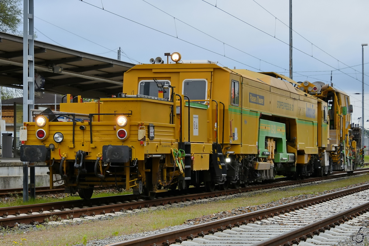 Die Gleisbaufahrzeuge Plasser & Theurer Stopfexpress 09-3X & USP 2000 SWS der Firma Jumbotec warten auf die Weiterfahrt. (Neustrelitz, Mai 2021)
