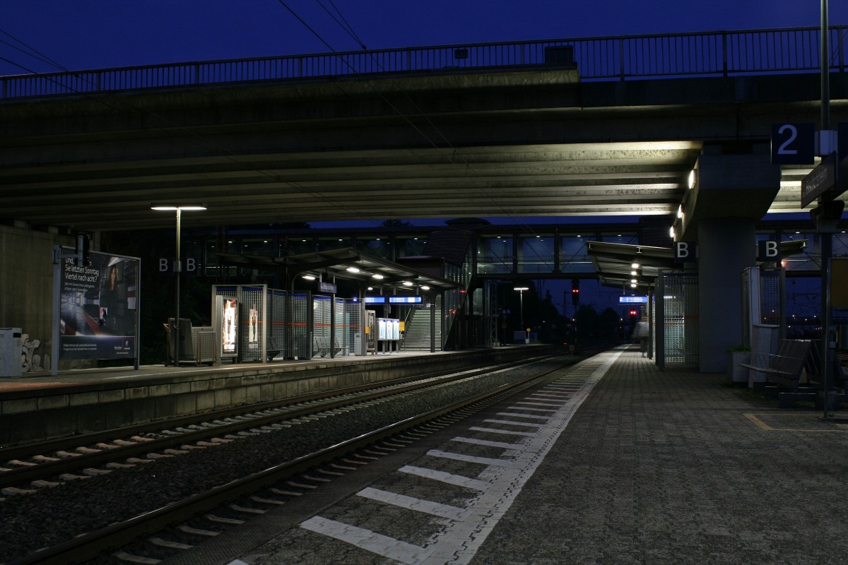 Die Gleise 2 und 3 des Bahnhofs Mainz-Bischofsheim am Abend des 04.10.13 zur Blauen Stunde.