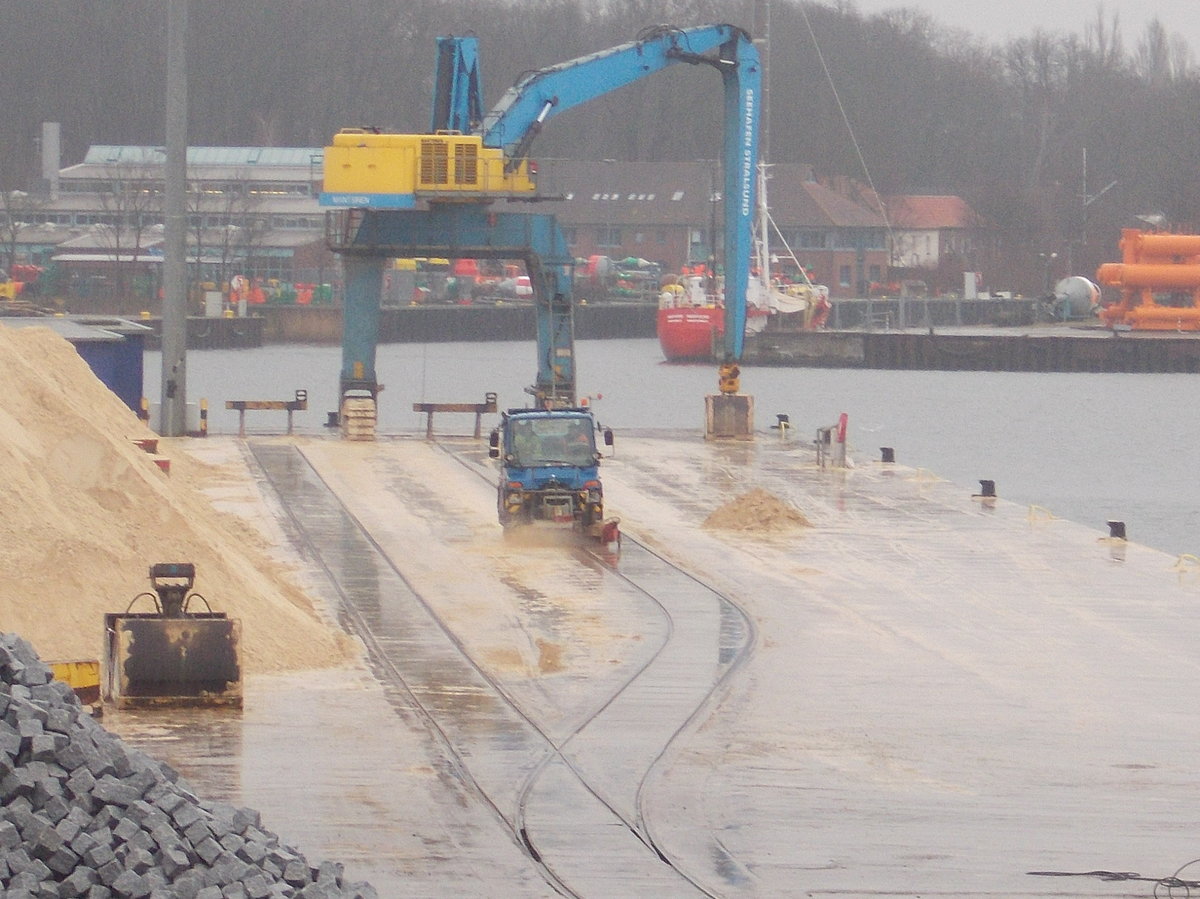 Die Gleise am Kai im Stralsunder Südhafen wurden,am 02.März 2017,mit Hilfe eines Zweiwegefahrzeuges gereinigt.Aufnahme vom Bahnhof Stralsund Rügendamm.