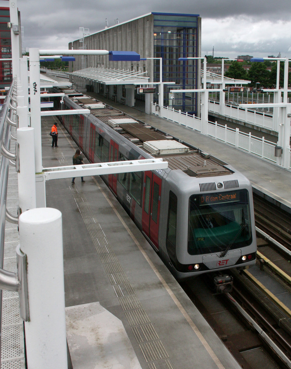 Die Gleise der blauen Linie -

Blick von der oberen Bahnsteigebene der Rotterdamer Metrostation Tussenwater auf einen Zug der Erasmuslijn.

21.06.2016 (M)