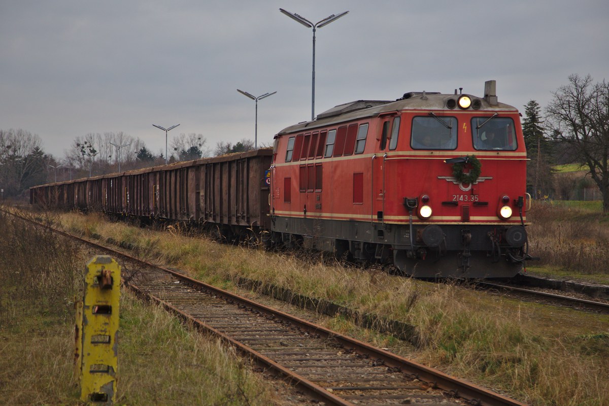 Die Gleise in Dobermannsdorf waren zuletzt zum Abstellen von Güterwagen genutzt worden. Nun, pünktlich zur Streckeneinstellung waren die Wagen abtransportiert worden. Im Bild zu sehen ist die 2143.35 mit dem letzten Rübenzug in Dobermannsdorf. (12.12.2015)