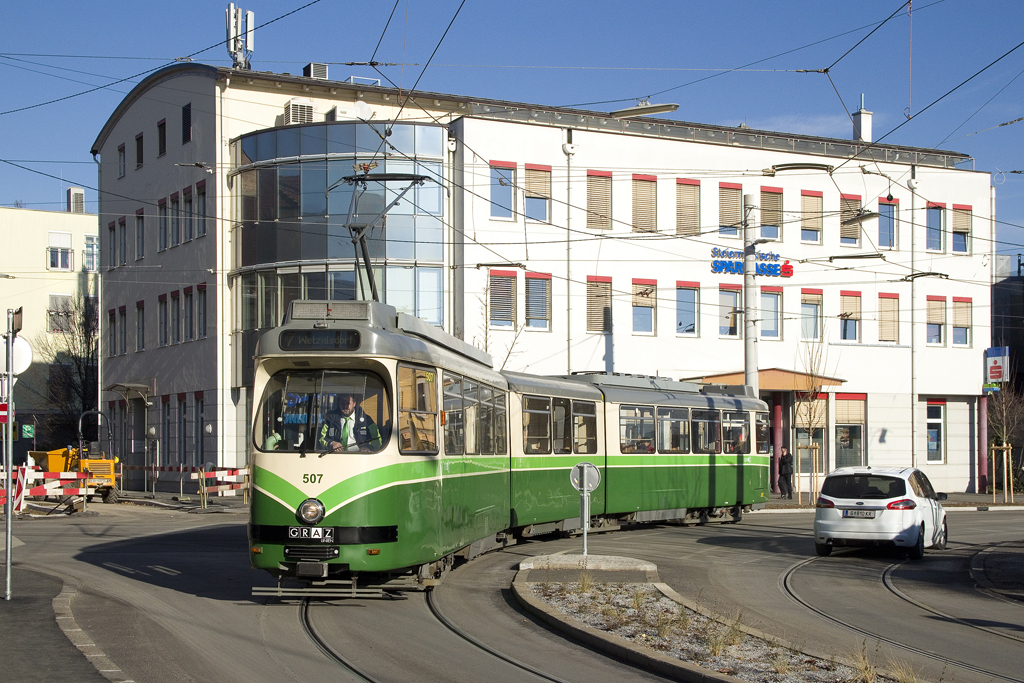 Die Gleise in der Karl Morré-Straße sowie der Eggenberger Allee wurden vor kurzem getauscht und die Linie 7 ist erst seit wenigen Wochen wieder auf der Gesamtstecke unterwegs. Am 6. Dezember 2017 hat TW 507 gerade die Haltestelle Franz-Steiner-Gasse verlassen und ist als Linie 7 in Richtung Wetzelsdorf unterwegs. 