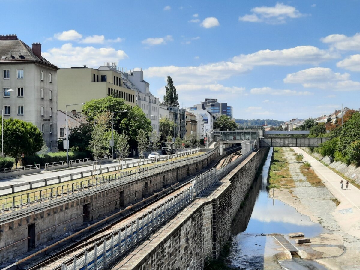 Die Gleise der Linie U4 am Badhaussteg am 09.08.2022, mit Blick zur Haltestelle Wien  Braunschweiggasse.