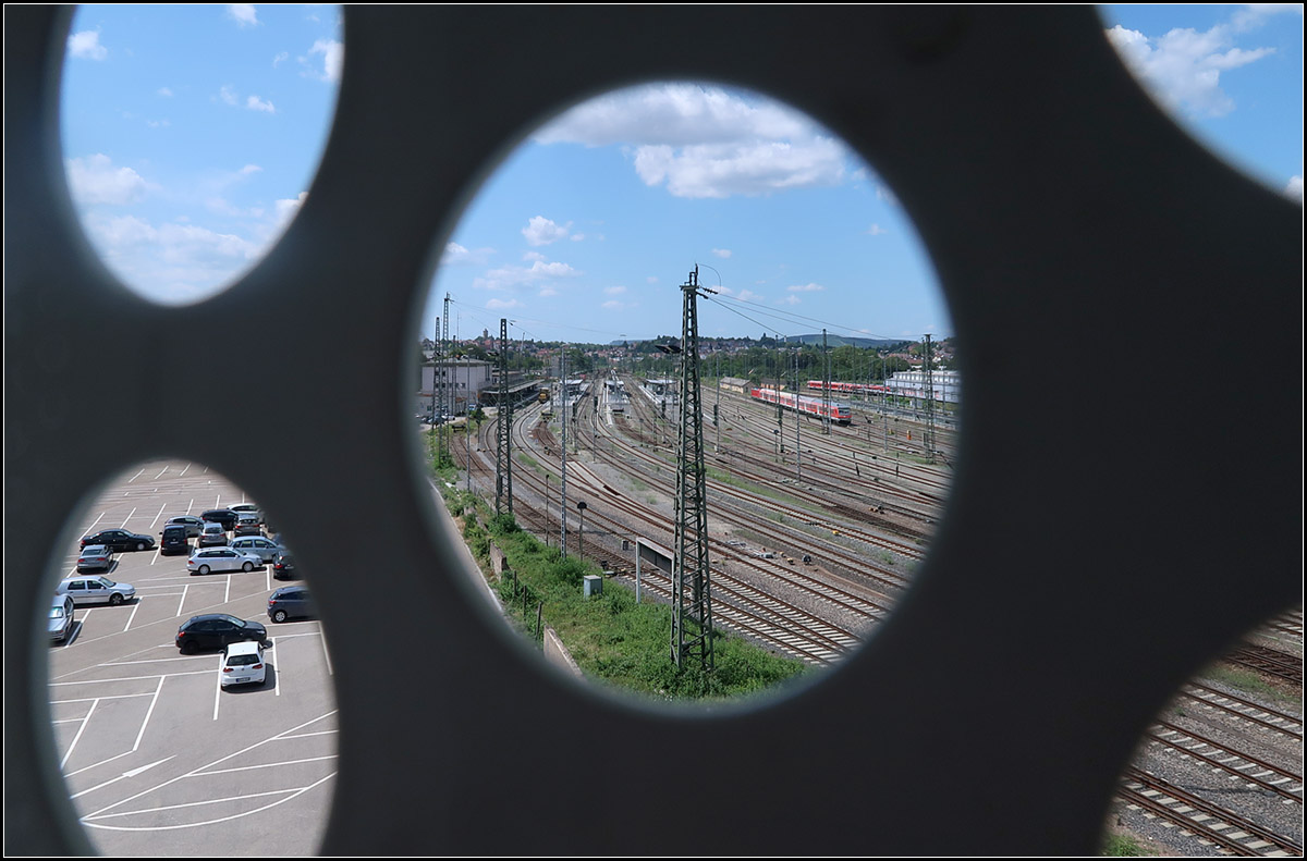 Die Gleise sind das schönere Motiv -

... im Gegensatz zu dem Parkplatz unten links. Heilbronn Hauptbahnhof vom Experimenta Parkhaus aus gesehen.

01.08.2019 (M)
