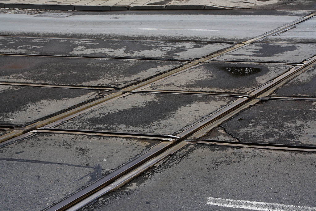 Die Gleise der Strecke Olomouc – Drahanovice (KBS 275) werden im Stadtgebiet von Olmütz mehrfach von der Straßenbahn gekreuzt. Dabei sind die Schienen der Vollbahn durchgehend und die der Straßenbahn unterbrochen, so dass die Straßenbahn die Vollbahnschiene auf den Spurkränzen überfährt. Das Bild vom 06.April 2019 zeigt die Kreuzung der Straßenbahngleise mit der CD-Strecke Olomouc – Drahanovice in der Wolkerova beim Bahnhof Olomouc Nova Ulice.