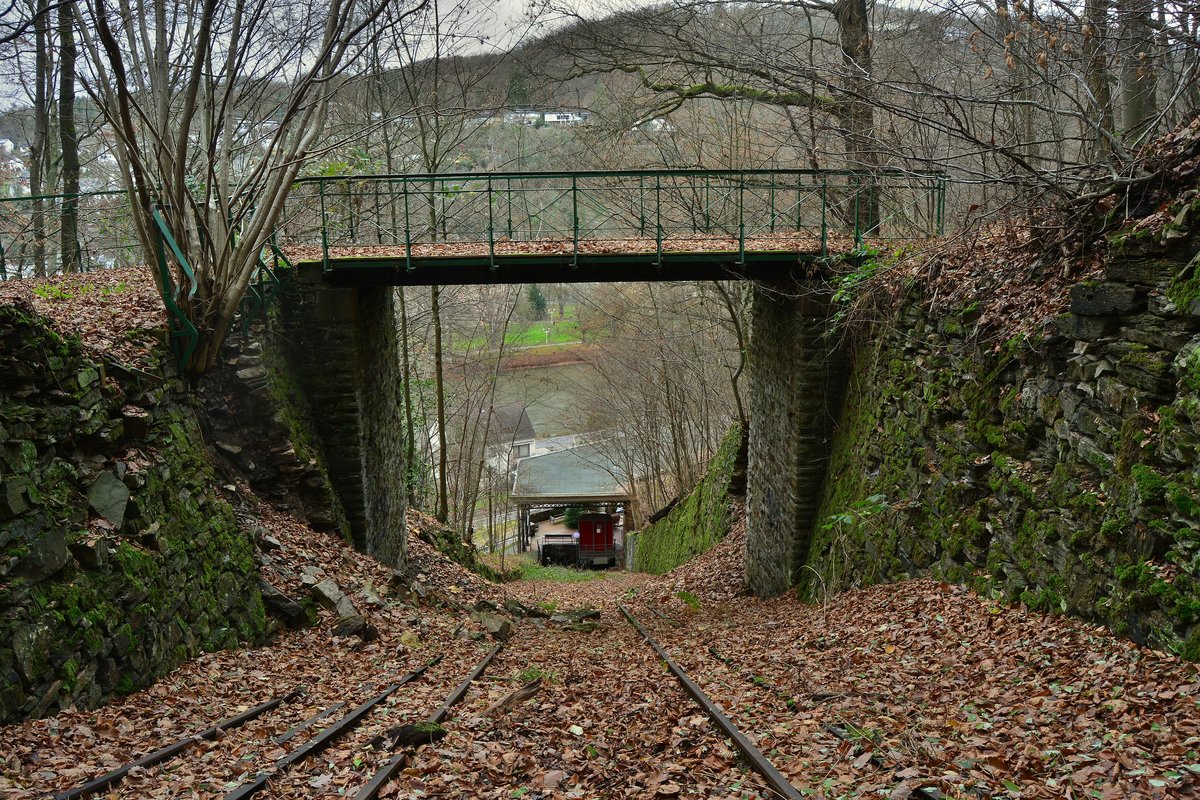 Die Gleise unter dichtem Laub begraben und zerfallene Mauern auf den Gleisen. Nachdem die Erneuerung der Gleise notwenig war und die Anlage in schlechten Zustand sich befand wurde die Malbergbahn 1979 stillgelegt und ruht bis heute. Die Talstation wurde vor wenigen Jahren liebevoll restauriert. 

Bad Ems 08.12.2019