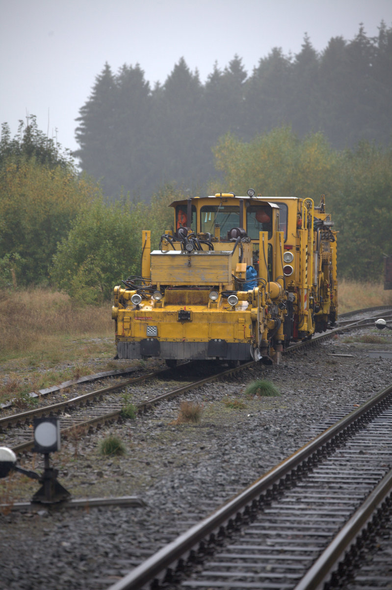 Die Gleisstopfmaschine der HSB, abgestellt in Benneckenstein.01.10.2016 14:35 Uhr.
