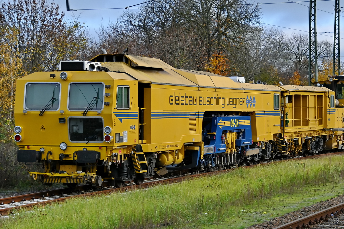 Die Gleisstopfmaschine Plasser & Theurer Stopfexpress 09-3X (99 80 3121 022-4) von Gleisbau Busching Wagner pausiert Anfang November 2020 in Anklamer Bahnhofsnähe.