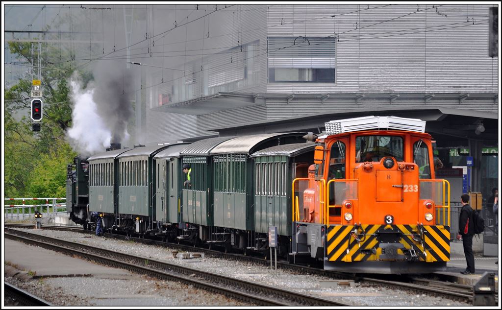 Die Gm 3/3 233 verschiebt die Wagen des Danpfzuges ins Abstellgleis. (03.05.2014)