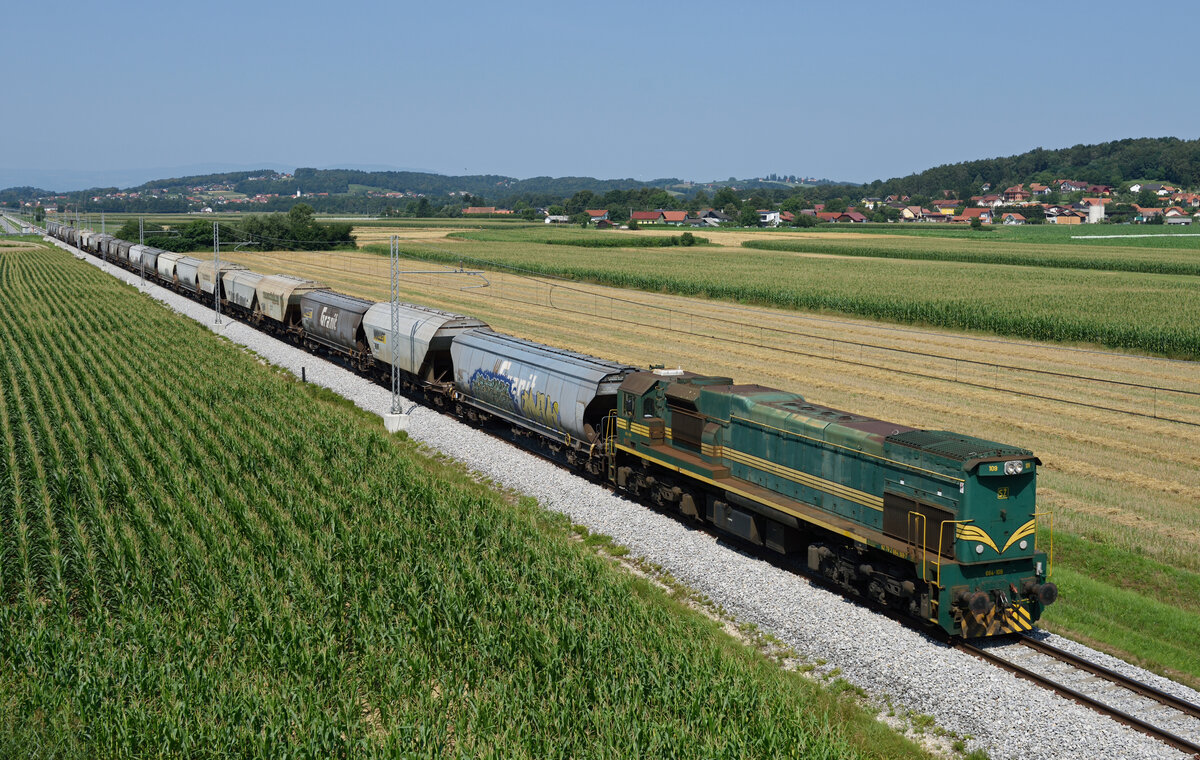 Die GM-Diesellok 664 109  Reagan  war am 24. Juni 2021 mit einem Cerialienzug  vom Adriahafen Koper zum slowenisch-ungarischen Grenzbahnhof Hodoš unterwegs, und von mir bei Podvinci fotografiert.