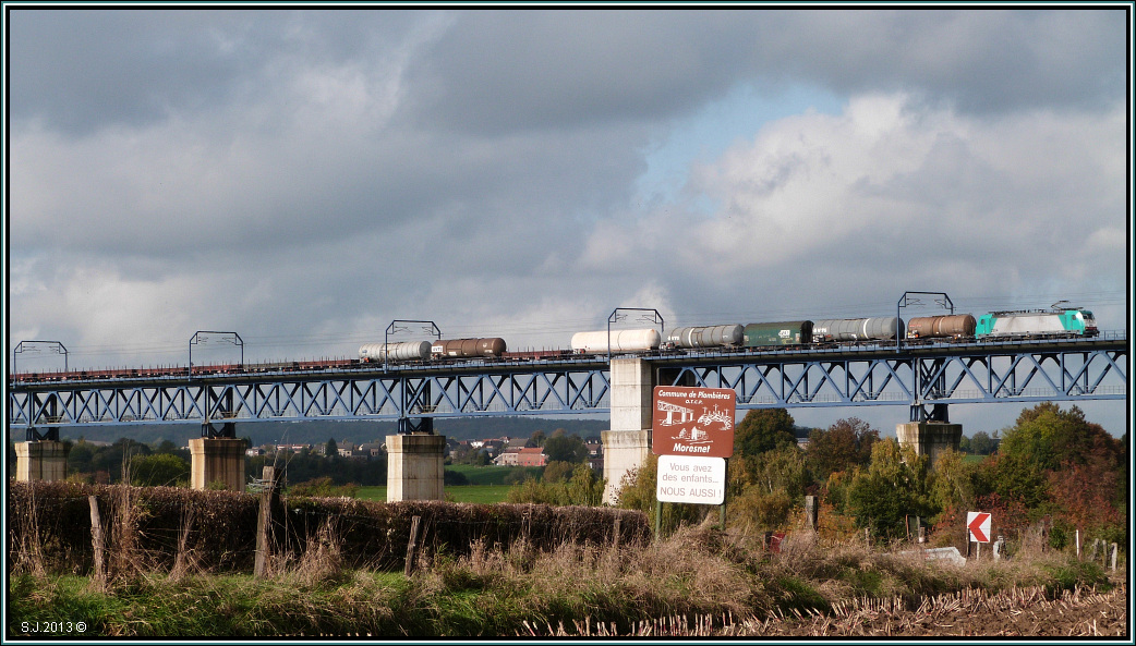 Die G�hltalbr�cke bei Moresnet in Belgien,immer wieder ein willkommendes Motiv mit 
sch�ner Hintergrundkulisse hier bei uns im Dreil�ndereck D,B,NL.Ein G�terzug ist gerade unterwegs nach Aachen West.Oktoberaufnahme 2013.