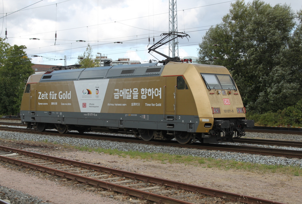 Die goldene 101 071-9 „Zeit für Gold“ beim Rangieren im Rostocker Hbf.26.08.2018