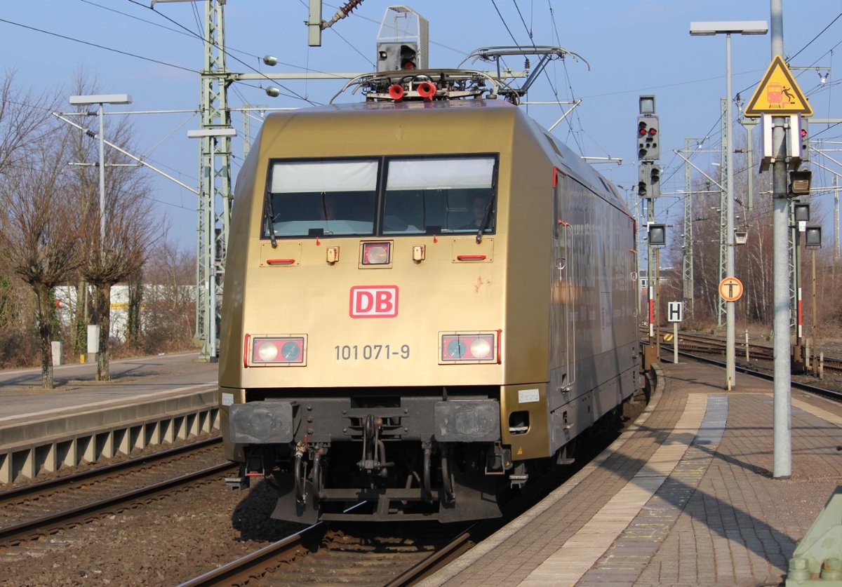 Die goldene 101 071-9 fährt am 20.02.18 mit IC 2229 von Kiel in Neumünster ein.