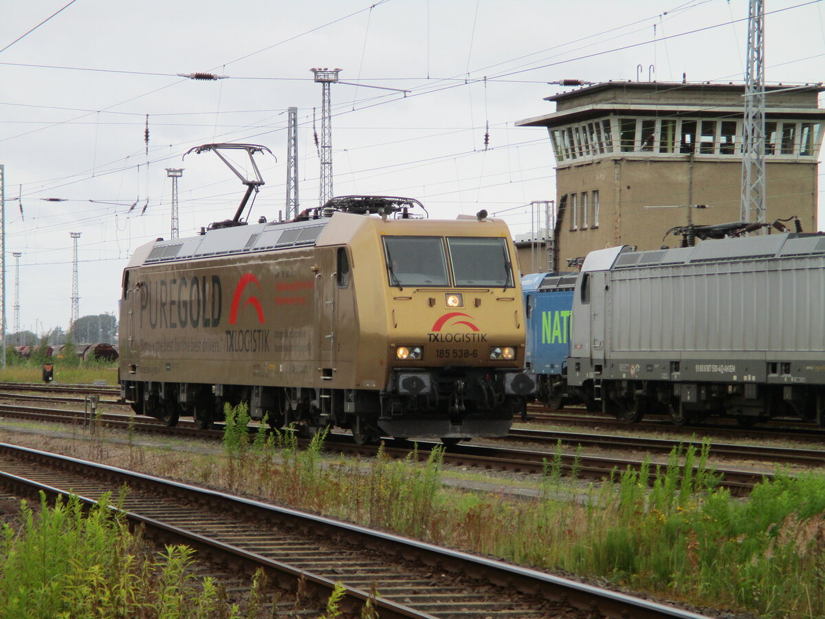 Die goldfarbende 185 538,von TX Logistik,unterwegs,am 17.Juli 2022,in Rostock Seehafen.