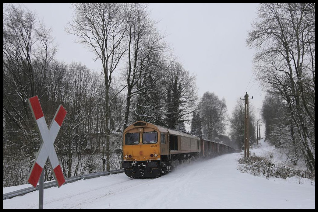 Die goldfarbene Beacon 653-07 ist hier mit einem Leerzug am Ortsrand von Holzhausen am 9.2.2021 um 10.12 Uhr auf der Hüttenbahn nach Hasbergen unterwegs.