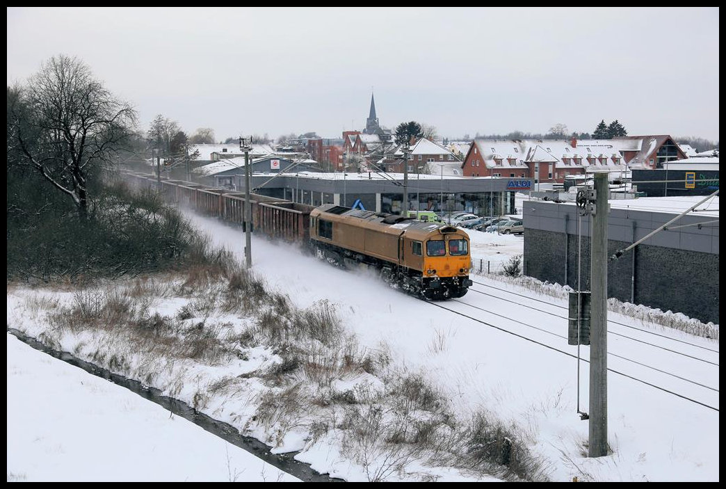 Die goldfarbene Beacon Class 66 Nr. 653-07 ist seit ein paar Monaten die Standardlok für den Schrott Zug Verkehr zwischen Osnabrück Hafen und dem Stahlwerk in Georgsmarienhütte. Am 9.2.2021 war sie nun endlich auch in winterlicher Umgebung zu beobachten. Um 10.36 Uhr fährt sie mit ihrem Leerzug hier gerade in Hasbergen nach Osnabrück weiter!