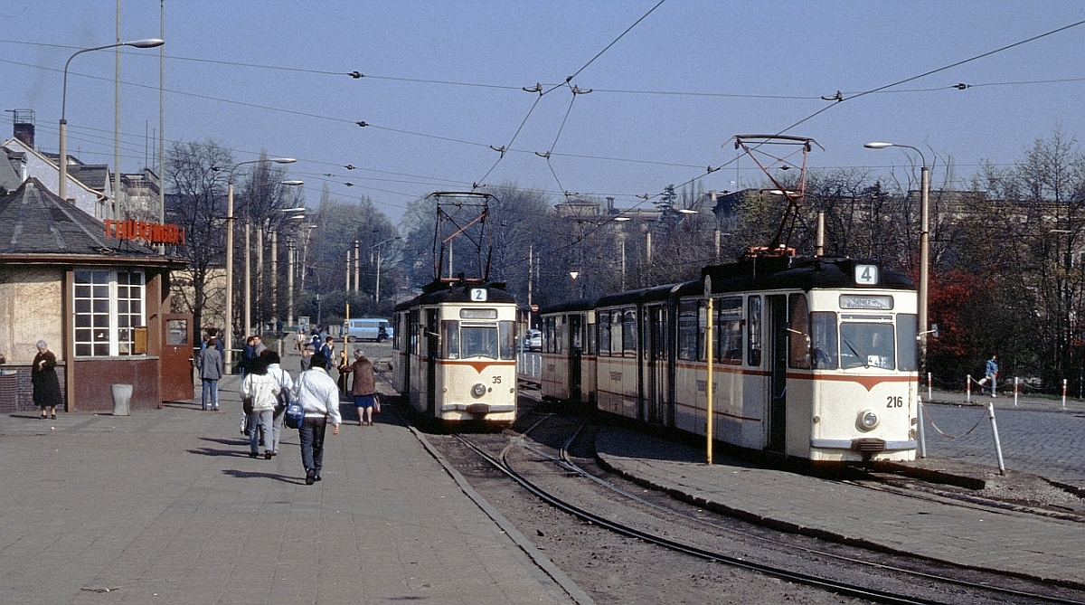 Die Gothaer Straßenbahn noch im DDR-Zustand. Am Hauptbahnhof, April 1990.
Die Gotha-Wagentypen kann ich nicht genau zuordnen. 
