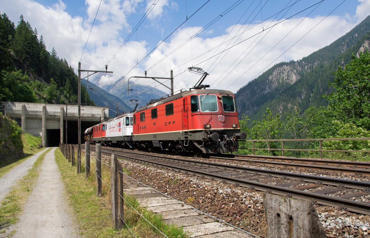 Die Gottardo 2016 Lok 420 268 eingebettet zwischen 2 Schwestermaschinen kommen die letzten Meter der Gotthard Nordrampe hoch und erreichen kurz nachdem Göschenen.Aufgenommen am 17.6.2015 auf der Gotthard Nordrampe bei Göschenen.