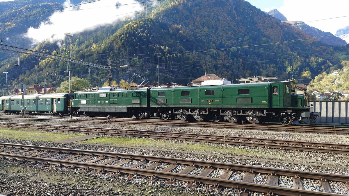 Die Gotthard-Lok Ae 8/14 11801 wurde anläßlich des Tages der offenen Tür zum 175-jährigen Jubiläum der Schweizer Bahnen in Erstfeld richtig gefordert. Sie pendelte mit einem Reisezugwagen zwischen dem Bahnhof Erstfeld und der Lokhalle von SBB Historic in Erstfeld im Wechsel mit dem Triebwagen BDe 4/4 1646.