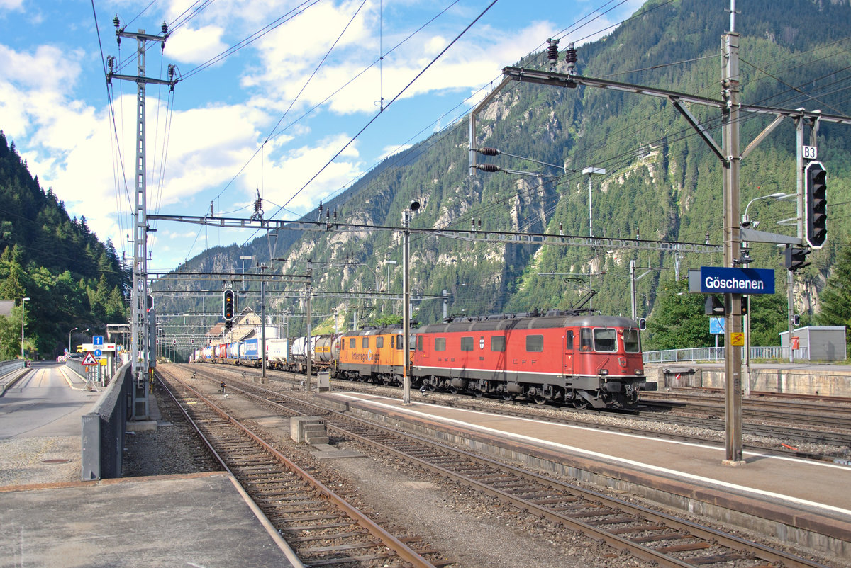 Die Gotthard-Nordrampe erklommen haben die Re 6/6 11664  Köniz  und die Re 4/4 II 11320 mit ihrem Containerzug, am Zugschluss half eine weitere Re 4/4 II/III, welche nun in Göschenen wieder vom Zug getrennt wird und danach als Lokzug nach Erstfeld zurückkehrt. 29.07.2016