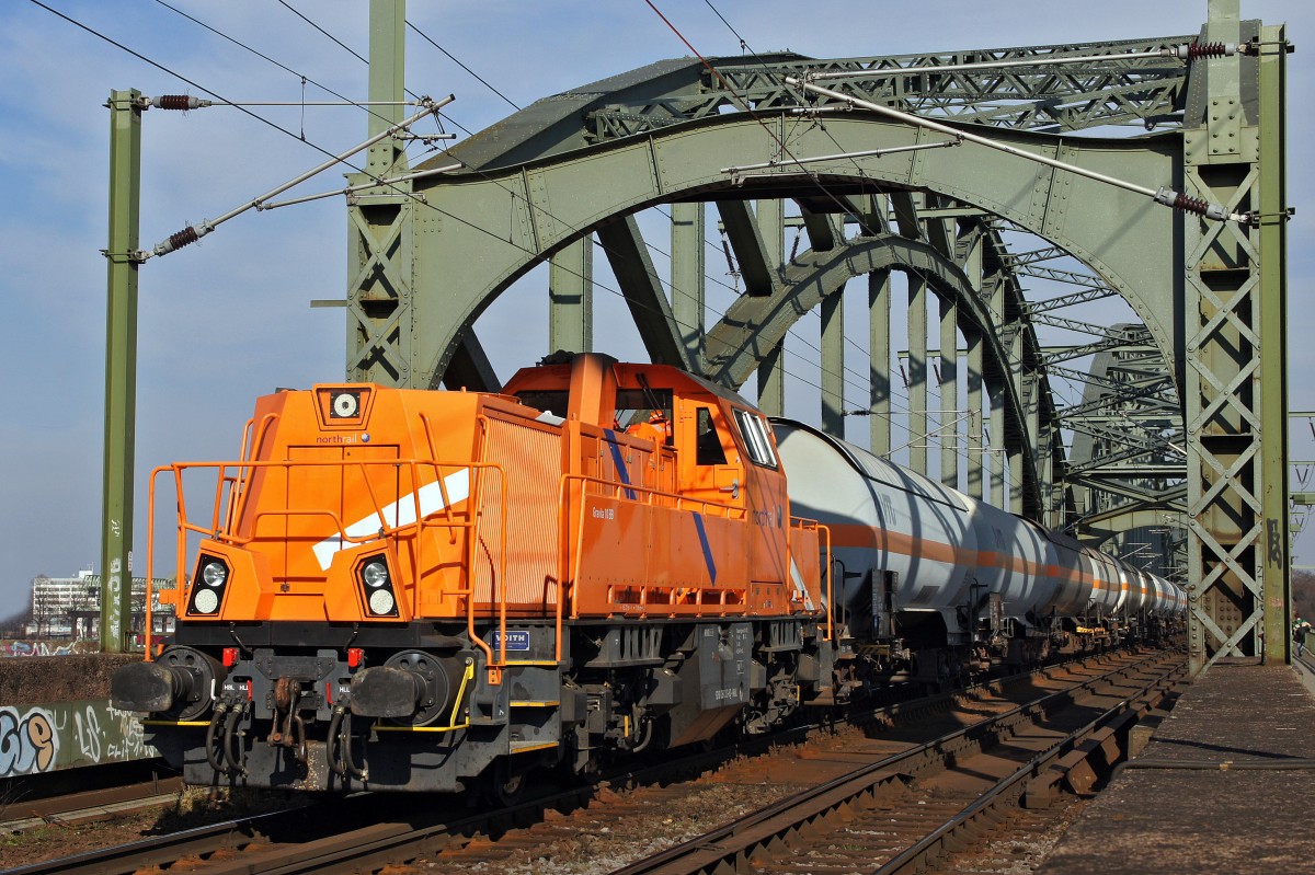 Die Gravita 10BB von northrail überfährt am 17.03.2015 die Kölner Südbrücke.